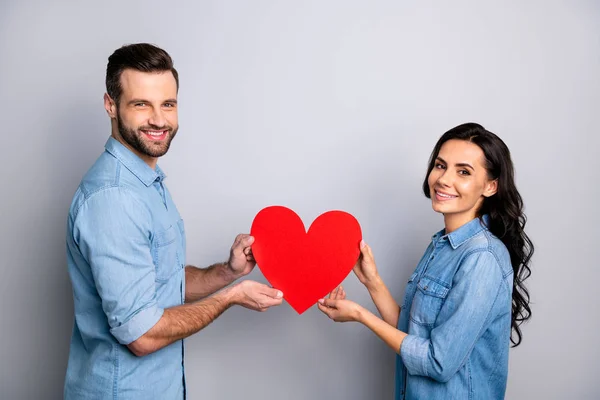 14-februar Porträt der schönen charmant liebevolle Studenten respektieren Vertrauen Unterstützung halten herzförmige Geschenke isoliert tragen Blue Jeans-Shirts auf silbernem Hintergrund — Stockfoto