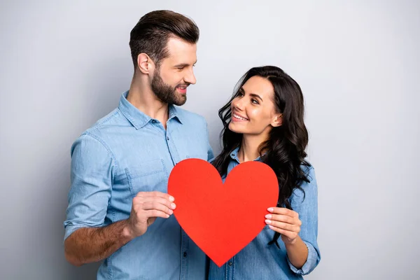 Porträtt av fina älskade uppriktig joyful Gift studenter isolerade tittar drömmande lita respektera njuter 14 februari klädd i denim blå kläder på silver bakgrund — Stockfoto