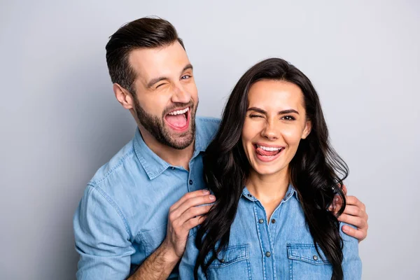 Grote kinderen. Close-up foto van zorgeloos vrolijke knappe mooie kinderachtig mensen persoon die omarmt gevoel geluk vreugde lachen lachen gekleed denim overhemden geïsoleerde zilveren achtergrond — Stockfoto