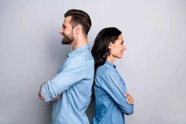 Back-to-back. Profile side view photo of cute pleasant nice workers fellows he she expressing teamwork collaboration trust dressed in blue denim shirts isolated on ashy-gray background — Stock Photo, Image