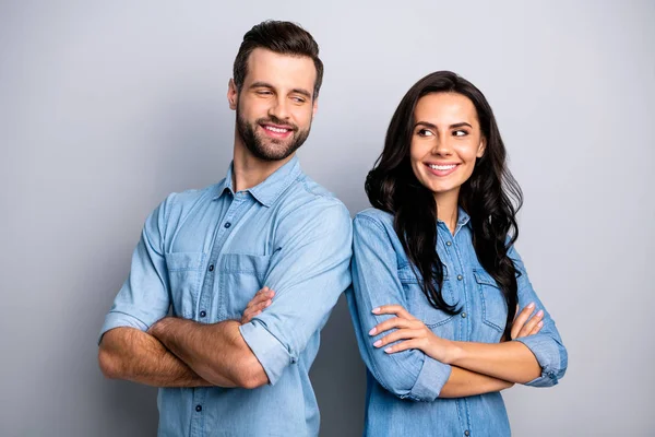 Ritratto di colleghi carismatici competenti che lavorano come freelance in piedi schiena a schiena ispirando fiducia isolata vestiti di denim blu abbigliamento argent sfondo — Foto Stock