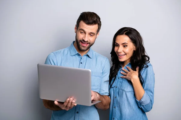 Retrato de lindos compañeros inteligentes inteligentes estudiante mostrando las últimas aplicaciones impactante dama ella tocándose el pecho diciendo wow increíble. Chaquetas de mezclilla aisladas sobre fondo plateado — Foto de Stock