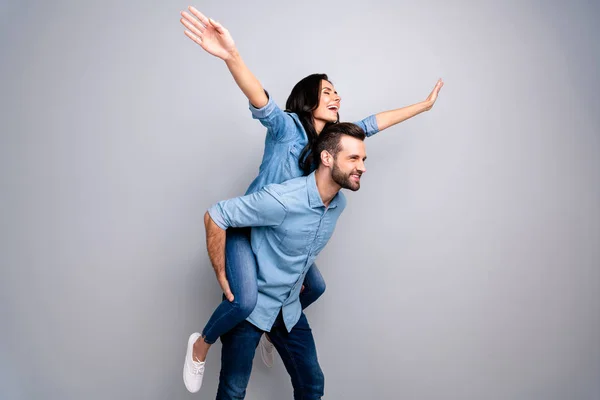 Nahaufnahme Seitenprofil Foto funky jubeln sie ihm sein Paar Dame Kerl beste Freunde huckepack Fahrt vorgeben fliegen Flugzeug tragen lässig Jeans Jeanshemden Outfit Kleidung isoliert hellgrauen Hintergrund — Stockfoto