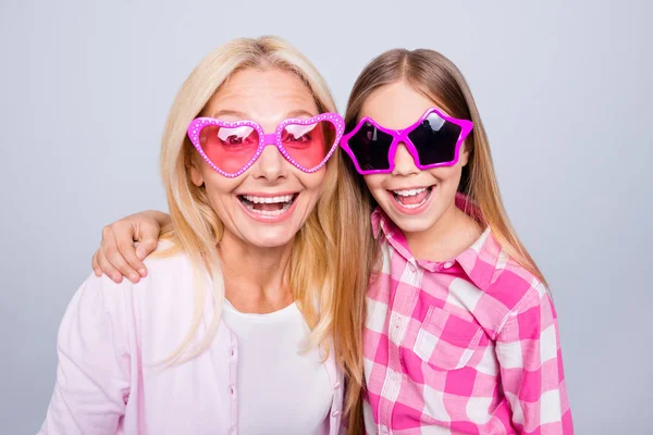 Närbild foto funky roliga blont hår hon hennes mormor lilla barnbarn förvånad redo holiday fira slitage specifikationer olika siffror rosa Pläd rutig skjorta tröja isolerade grå bakgrund — Stockfoto