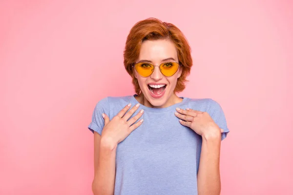 Retrato de ella ella agradable lindo encantador atractivo encantador guapo fascinante alegre alegre chica aturdida usando casual azul camiseta gafas amarillas aisladas sobre fondo rosa —  Fotos de Stock