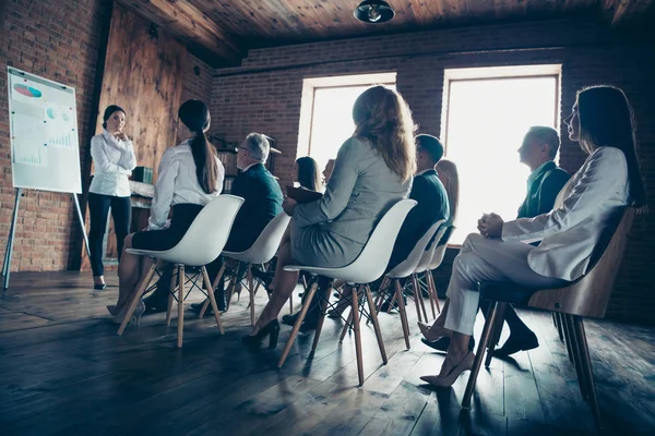 Menigte van leuke stijlvolle specialisten haaien zitten op stoelen luisteren klassen cursussen coacher spreker groei strategie salaris winst fondsbeleggingen op industriële loft stijl interieur werkplek station — Stockfoto