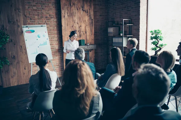 Skaran av stilfulla eleganta stilrena intelligenta människor deltar i uppfostrande händelse lyssnar till coacher högtalare reporter VD chef chef vid industriell loft stil interiör arbetsplats station — Stockfoto