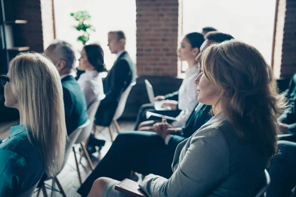 Profilen Sidovy av fint fokuserad publiken eleganta classy elegant hajar experter medlemmar deltagarna lyssna uppfostrande klasser kurser föreläsning vid industriell loft stil interiör arbetsplats station — Stockfoto