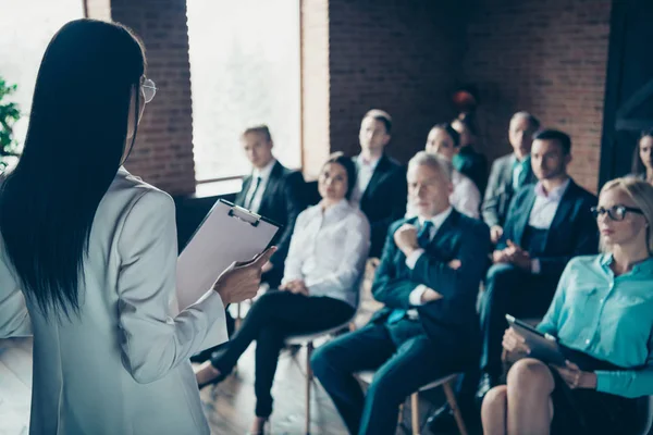 Belle foule concentrée de beaux beaux élégants cadres supérieurs élégants et élégants qui assistent à une conférence d'entreprise classe cours conférencier à la station de lieu de travail intérieur de style loft industriel — Photo