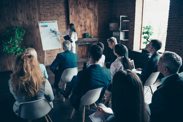 Pěkný elegantní stylový módní žraloci experti top manažery vzdělávání firemní konference okupace profese propagace u průmyslové loft stylu interiéru místnosti pracovišti stanice — Stock fotografie