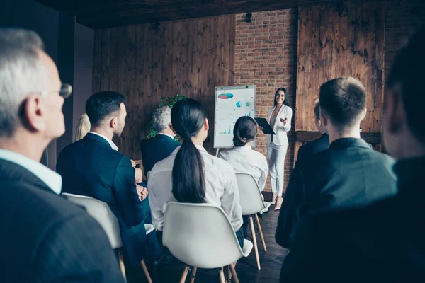 Foule de beaux requins élégants élégants intelligents à l'écoute de la présentation nouvelle stratégie de croissance haut-parleur PDG chef conférence d'entreprise au loft industriel espace de travail intérieur — Photo