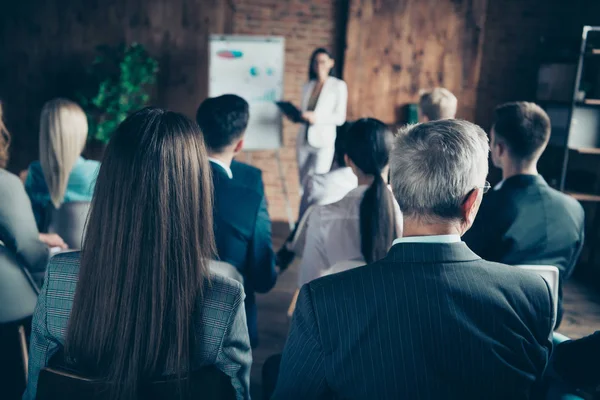 Publiek van mooi chique stijlvolle elegante stijlvolle haaien luisteren naar verslag strategie topmanagement verkoop financiën winst corporate op industriële loft interieur werk plaats ruimte planning — Stockfoto