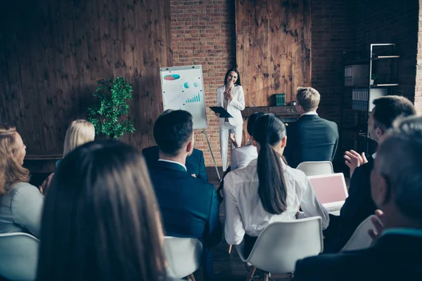 Målgruppen för fina stilrena eleganta trendiga forum deltagarna lyssna på rapporten top manager VD chef chef visar finans resultat företaget försäljning resultat på industriella loft interiör arbetsplats space — Stockfoto