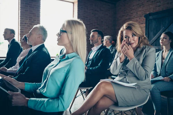 Trevlig bossy classy elegant dam behandlande forum lyssnar på högsta ledningen konferens företag försäljning uppfostrande klasser kurser sitter på stol prata mobil på industriella loft interiör arbetsplats — Stockfoto