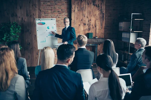 Fina stilrena snygg elegant peresentative allvarliga hajar gå i corporate forum lyssnar på högsta ledningen företaget VD uppfostrande klass kurs på industriella loft interiör arbetsplats utrymme — Stockfoto