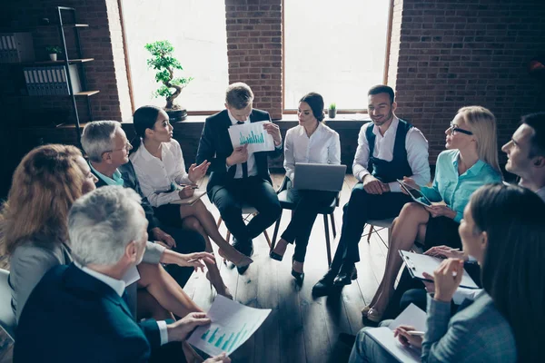 Trevlig snygg elegant elegant topp hajar sitter på stolar i cirkeln diskuterar finance plan data global organisation konferens på moderna industriella loft inre rum arbetsplats utrymme — Stockfoto