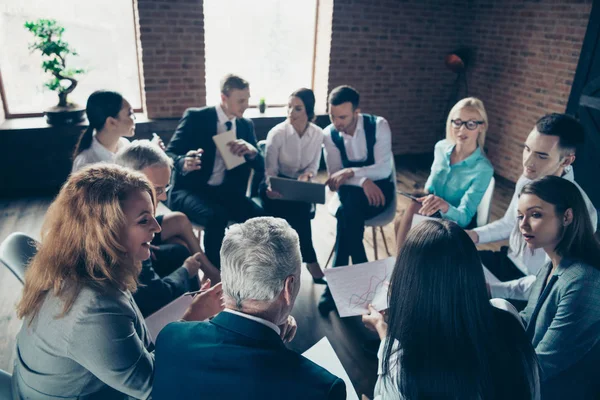 Mooie stijlvolle stijlvolle aantrekkelijke vrolijke deskundigen professionele specialisten zitten op stoelen maken financiële presentatie verslag conferentie op moderne industriële loft interieur werk plaats ruimte — Stockfoto