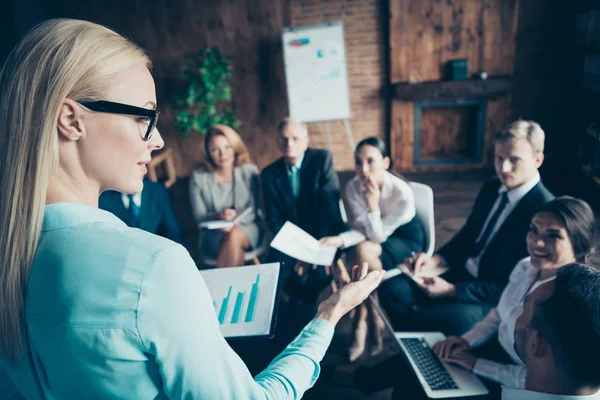 Profilen Sidovy av fina eleganta stilrena attraktiv blond lady executive företaget direktör finansiär besvara frågor publik presentera rapporten på industriella loft interiör arbetsplats space — Stockfoto