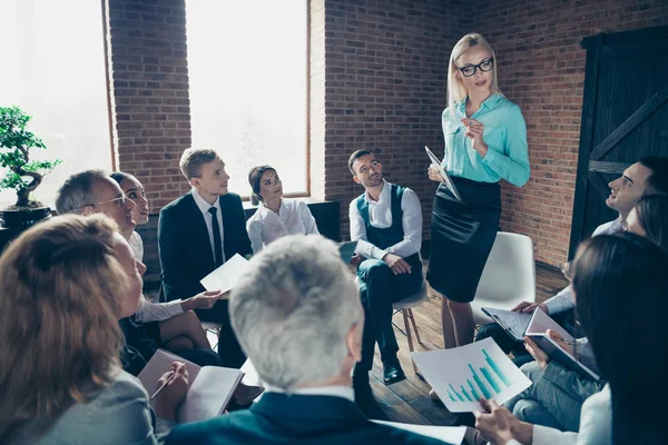 Mooie stijlvolle aantrekkelijke drukke ernstige slimme slimme dame deskundige econoom directeur financier beantwoorden van vragen aan publiek tijdens de moderne industriële loft interieur werk plaats ruimte — Stockfoto