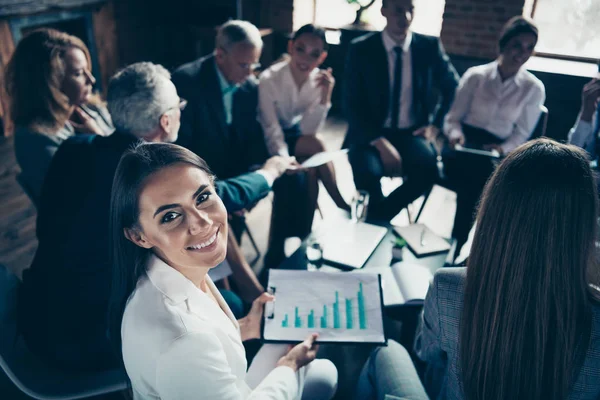 Mooie stijlvolle vrolijke haaien uitvoerend bedrijf financier voorbereiding van Financiën marketing rapport analyse analyseren corporate conferentie op moderne industriële loft interieur werk plaats ruimte — Stockfoto