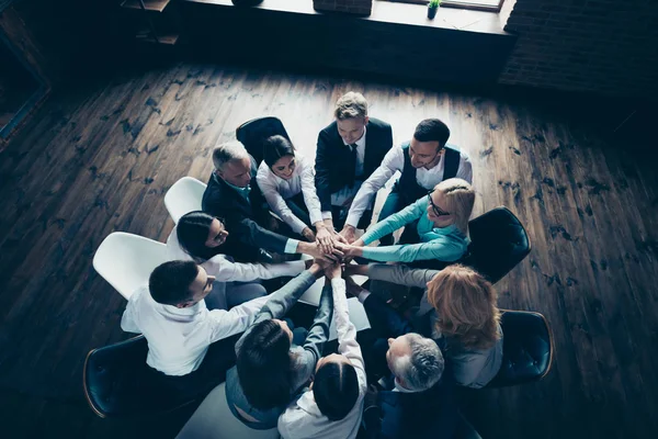 Oben über dem hohen Winkel Blick auf schöne stilvolle Geschäftsführer Firmenmitarbeiter setzen Palmen zusammen über Tisch Schreibtisch an modernen industriellen Loft Interieur Arbeitsplatz offenen Raum — Stockfoto