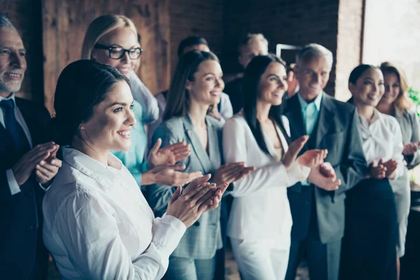 Gros plan profil latéral vue floue photo différents membres d'âge gens d'affaires debout il lui son ensemble meilleure brigade montrer appréciation applaudissements mains projet puissance vêtements formels vestes chemises — Photo