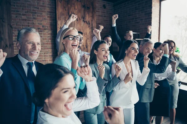 Close-up kant profiel Bekijk foto diversiteit verschillende leeftijd gemengd ras zakenmensen staan ze haar hij hem zijn beste brigade handen armen verhoogd project eerste plaats competitie formele slijtage jassen shirts — Stockfoto