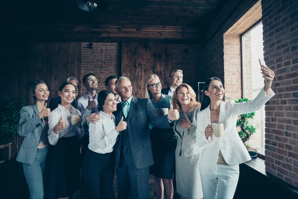 Zbliżenie na stronie profilu zdjęcie biznes osób bezpłatny wypoczynek czas zespół budynku ona jej on mu jego telefon do podejmowania selfie razem kciuk napoje napój filiżanka kawy kubek władza kurtki koszule — Zdjęcie stockowe