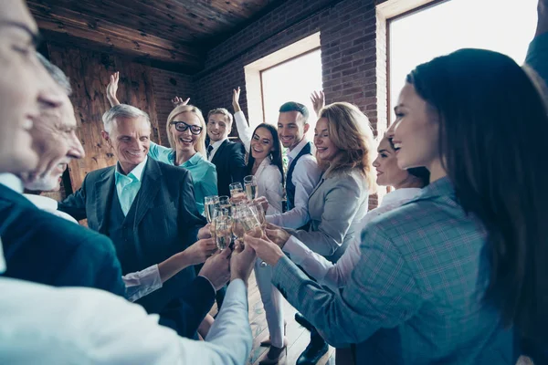 Närbild foto business skara människor mångfald olika ålder race medlemmar semester hon hennes han honom hans företag hålla händerna upp upp gyllene vin vänskap vänner Grattis formella slitage jackor skjortor — Stockfoto