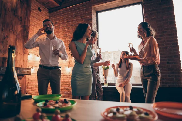 Empresa de nice-looking elegante atraente muito alegre caras senhoras casual formal-wear tendo diversão conversa 8 Março de dia atmosfera romântica tradição personalizada em loft industrial interior quarto dentro de casa — Fotografia de Stock