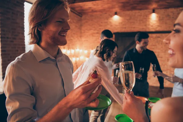 Portret van leuke aantrekkelijke mooie winsome vrij vrolijke vrolijke positieve jongens dames heren plezier praten bedrijfsevenement lunch in industriële loft interieur ruimte binnenshuis — Stockfoto