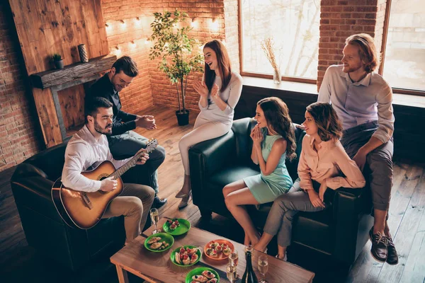 De cerca foto divertirse reuniendo mejores amigos amigos pasar el rato solista vocal tocar la guitarra realizar una nueva canción ella sus señoras él sus chicos usan vestidos camisas ropa formal sentarse sofá loft habitación interior — Foto de Stock