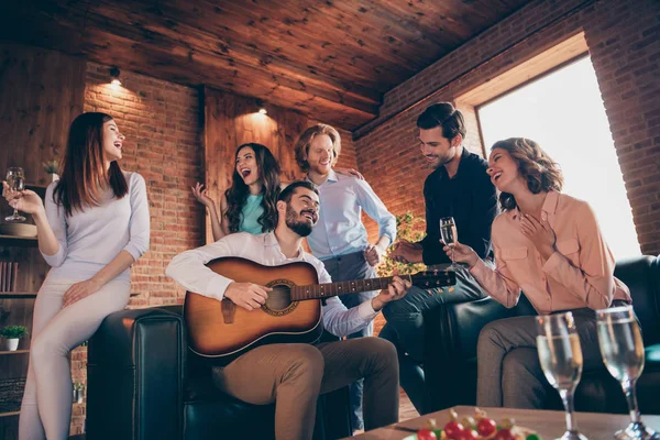 De cerca foto agradable serenata larga espera reuniendo a los mejores amigos amigos pasar el rato solista vocal tocar la guitarra ella sus señoras él sus chicos usan camisas de vestir ropa formal sentarse sofá loft habitación interior — Foto de Stock