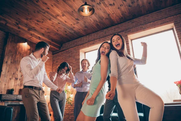 Cerrar foto con clase mejor amigos club ala a bailar noche cumpleaños borracho canta cantante canciones ella sus damas elegantes él su vestido camisas chicos desgaste formal desgaste sentarse sala loft de sofá en el interior —  Fotos de Stock