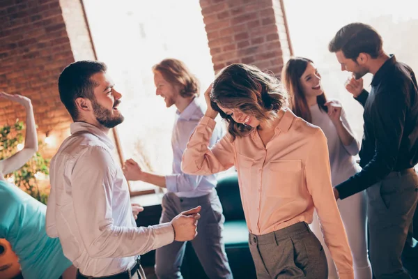 De cerca foto San Valentín con clase mejores amigos club pasar el rato descansar relajarse borracho cumpleaños cantar canciones ella sus señoras él sus chicos usan camisas de vestir formal sentarse sofá loft habitación interior —  Fotos de Stock