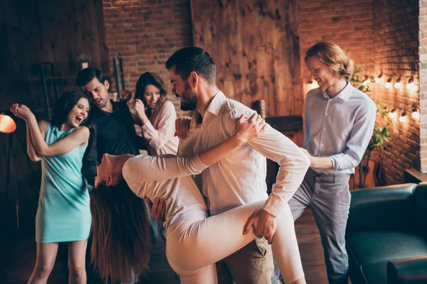 De cerca foto con clase mejores amigos reuniendo pasar el rato lento baile parejas tango mantenga la pierna de la cadera ella sus damas volumen de pelo vuelo él sus chicos usan camisas de vestir formal sentarse sofá loft habitación interior —  Fotos de Stock