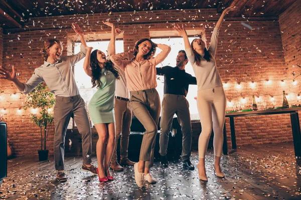 Volledige lengte lichaam grootte weergave van mooi bedrijf vrij charmante aantrekkelijke vrolijk blij positieve jongens dames plezier disco vliegende decoratieve elementen vreugde in industriële loft interieur huis — Stockfoto