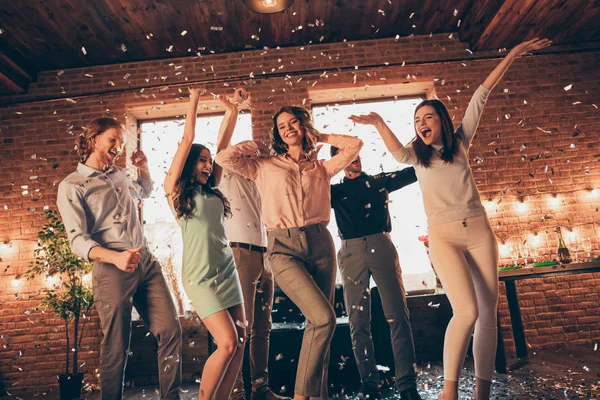 Porträtt av fin fantastiskt coola företag ganska charmiga attraktiva glada glada glad positiv killar damer ha kul disco flygande dekorativa element glädjas resten koppla dag i industriella loft interiör — Stockfoto