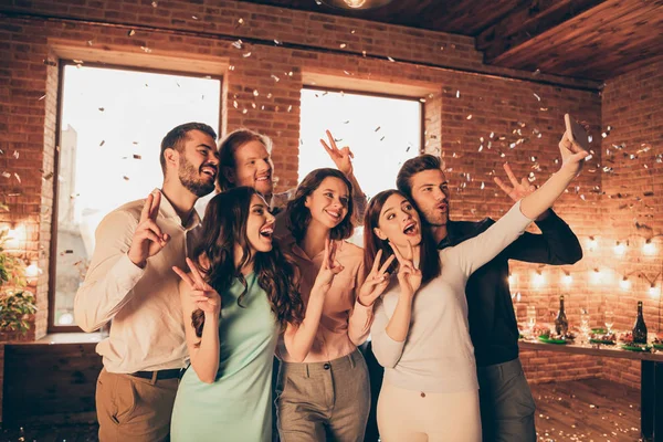 Close up fotografii setkání přátel události vyvěsíme opilí lidé udělat selfie Ukázat v-sign noční život slavnostní jí její ladies on mu jeho chlapi nosit šaty košile formální oblečení glitter podkrovní pokoj uvnitř — Stock fotografie