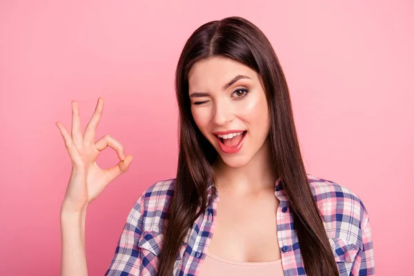 Close-up foto Amazing haar ze Lady Hold arm hand vingers oke symbool winking bruine ogen lang steil haar dragen casual geruite plaid shirt kleding outfit geïsoleerde roze heldere achtergrond — Stockfoto