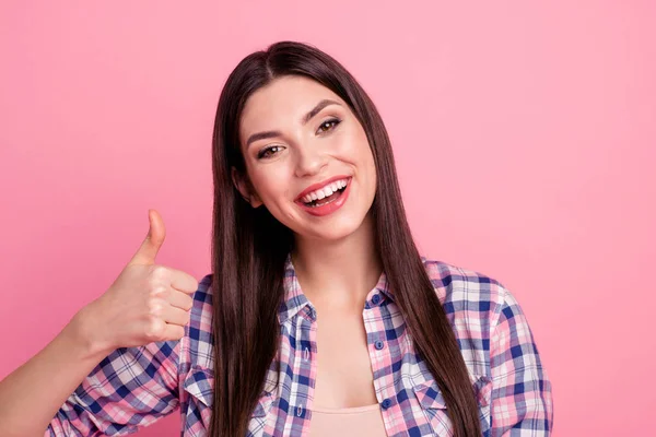 Close up foto incrível bonito ela ela senhora mão braço polegar levantou os dentes brancos como novidade testado informações de qualidade desgaste casual xadrez camisa roupa roupa roupa isolada rosa fundo — Fotografia de Stock