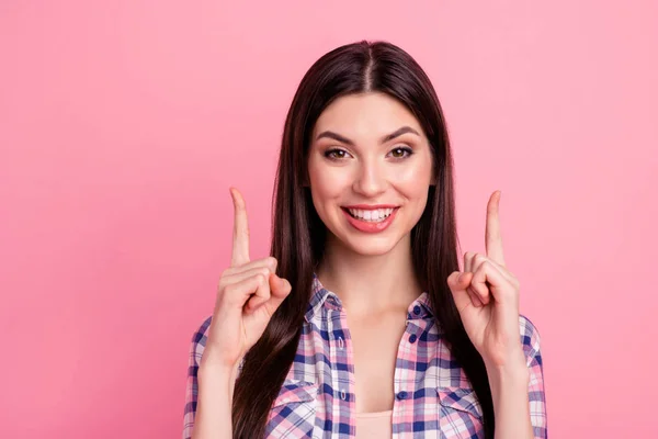 Nahaufnahme Foto von niedlichen attraktiven charmante Dame Feedback Beratung entscheiden teilen präsentieren Nachrichten über den Verkauf Einkaufen tragen bunte Baumwolle Outfit isoliert auf rosa Hintergrund — Stockfoto