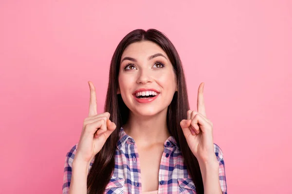 Close up φωτογραφία του χαριτωμένο αστείο έκπληκτος χιλιετία κυρία εντυπωσιασμένος από τις εκπτώσεις απομονωμένα ψώνια προτείνοντας την επιλογή συλλογή στοιχεία διαφημίσεις συμβουλεύει ντυμένος στο έλεγχο casual ρούχα σε ροζ φόντο — Φωτογραφία Αρχείου