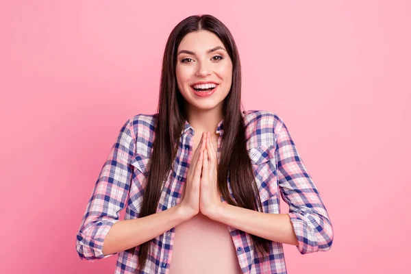 Retrato dela ela agradável-olhando atraente bonito encantador encantador doce alegre alegre senhora de cabelos lisos pedindo novo presente legal isolado sobre fundo pastel rosa — Fotografia de Stock