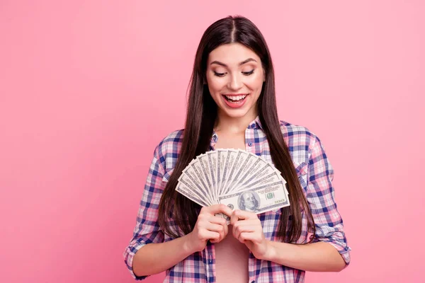 Retrato de ella ella agradable atractivo lindo encantador alegre alegre alegre de pelo recto dama sosteniendo en las manos dinero en efectivo shopaholic gran venta aislado sobre rosa pastel fondo — Foto de Stock