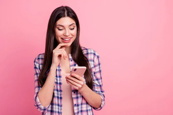 Close-up portret van haar ze mooi uitziende aantrekkelijke schattige charmante sympathieke Shine mooie vrolijke recht-haired dame holding in handen cel denken geïsoleerd over roze pastel achtergrond — Stockfoto