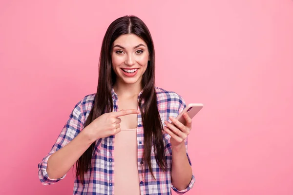 Retrato de cerca de ella ella bonita atractiva linda encantadora brillo encantadora fascinante alegre dama de pelo recto apuntando a una nueva celda aislada sobre fondo pastel rosa — Foto de Stock