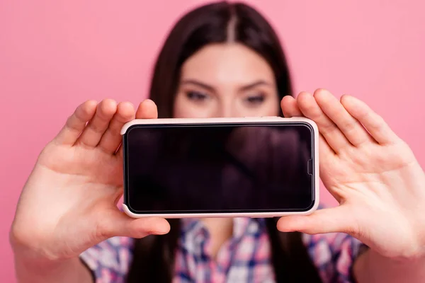 Primer plano retrato de ella ella agradable atractivo lindo encantadora dama de pelo recto en camisa a cuadros sosteniendo en las manos celda haciendo tomar selfie aislado sobre rosa pastel fondo — Foto de Stock