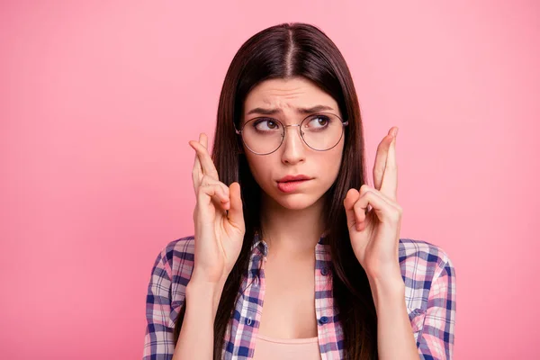 Close-up foto mooie verbazingwekkende haar ze Lady Arms handen vingers gekruist niet glimlach contemplatie verwachting bidden winnen winnaar overwinning slijtage casual geruite plaid shirt kleren geïsoleerde roze achtergrond — Stockfoto