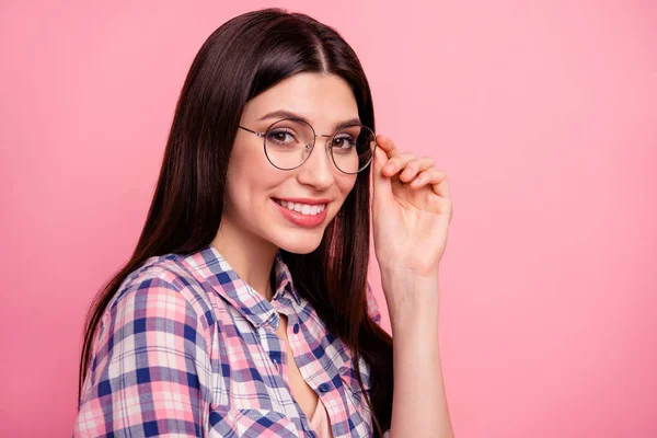 Close up profilo laterale foto funky divertente incredibile lei lei signora tenere il braccio freddo specs guardare sinceramente gentilmente occhi candidi indossare casual a scacchi vestiti camicia a quadri vestito isolato rosa sfondo — Foto Stock